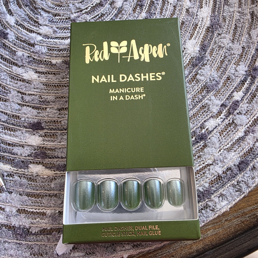 Red Aspen Elegant Green Nail Dashes